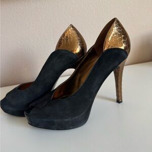Guess black & gold heel in 8.5.